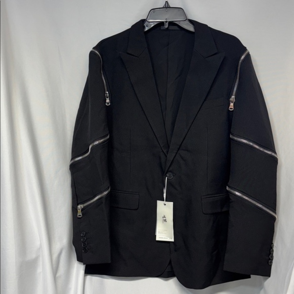 ALEXANDER MCQUEEN looking like
Spiral Zipper Single-breasted Blazer In Black